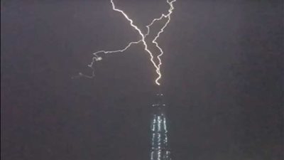 شاهد..البرق يضرب أعلى مبنى في أوروبا