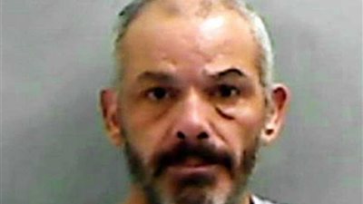 عجوز يتسلل ليلًا ويغتصب امرأة في منزلها