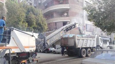 حي شرق أسيوط يواصل أعمال تسوية وكشط الشوارع لرفع كفاءتها.. (صور)