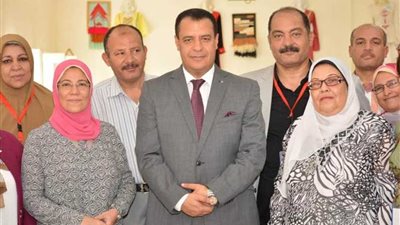 نائب رئيس جامعة أسيوط فى جولة تفقدية لمعارض كلية التربية النوعية ..صور