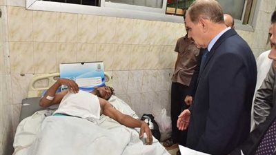 محافظ أسيوط يزور صاحب المنزل المنهار ونجله فى المستشفى الجامعى ..(صور)