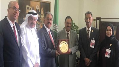 الجامعة الأهلية بالبحرين تكرم السفير الذوادي