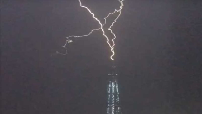 شاهد..البرق يضرب