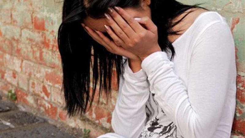 موسيقى يغتصب مطربة