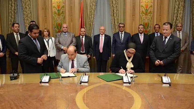 العصار يشهد توقيع