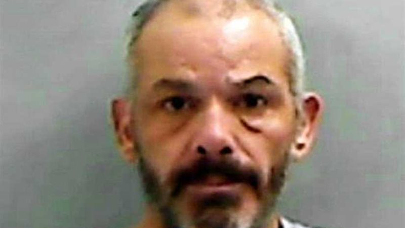 عجوز يتسلل ليلًا