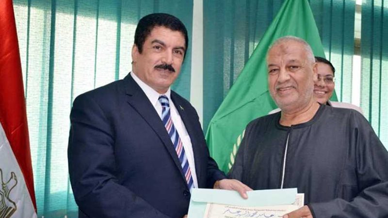 محافظ القليوبية يكرّم