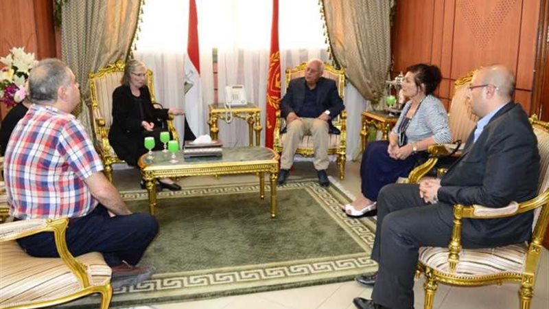 المحافظ يلتقي رموز