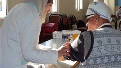 توقيع الكشف الطبي على 1448 حالة خلال قافلة طبية بمطاى بالمنيا