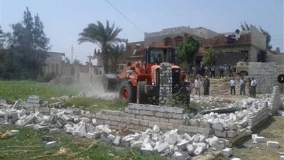 تنفيذ 12 قرار إزالة لتعديات على أراضٍ زراعية بمركز ساحل سليم..(صور)