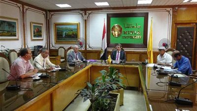 مركزاً لتصنيع النباتات الطبية والعطرية بجامعة المنيا