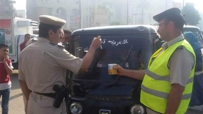 بالصور.. تدوين تعريفة رسمية على مركبات التوك توك بكفر الزيات