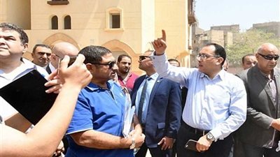 رئيس الوزراء يتفقد 