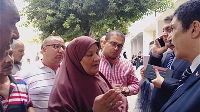 محافظ القليوبية يحل أزمة مواطنة خلال جولة بشبرا الخيمة