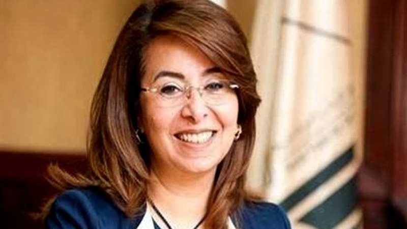 غادة والي تتفقد معرض