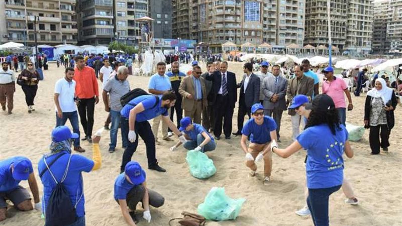 بالصور.. 300 متطوع