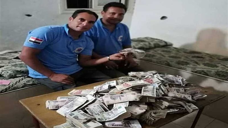 طاقم سيارة إسعاف