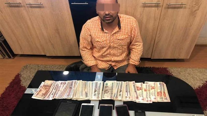 يرتدي نقاب ويستولى