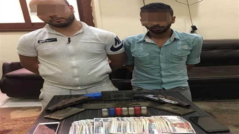 ضبط عاطلين بنصف كيلو