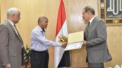 محافظ أسيوط يكرم مدير مدرسة بمنفلوط (صور)