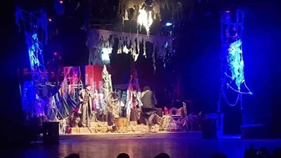 الجمهور على أبواب مسرح السلام 