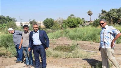 رئيس مركز أبو قرقاص يتابع إنشاء محطة مياه نزلة إسمنت