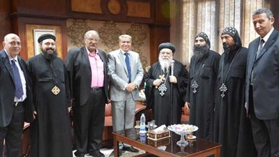 محافظ المنيا يستقبل وفد مطرانية ملوي.. صور