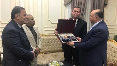 سفير فلسطين يهدي محافظ القاهرة لوحة القدس