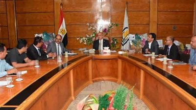 رئيس جامعة أسيوط يلتقى ممثلي الطلاب الوافدين بمرحلة الدراسات العليا من دولة اليمن الشقيق