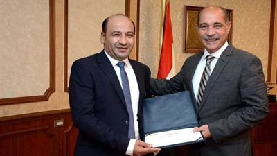 وزير الطيران يكرّم الموظفين الأمناء بشركة ميناء القاهرة الجوي