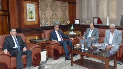 محافظ المنيا يستقبل مجلس إدارة النادي الرياضي