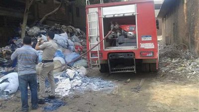 بالصور.. السيطرة على حريق هائل بمخزنين قطن بالعكرشة في الخانكة