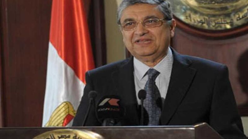 وزير الكهرباء يغادر