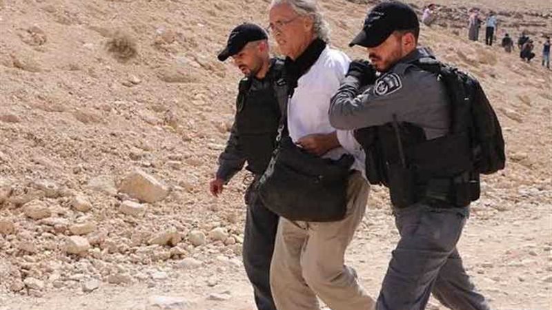 إسرائيل ترحل المتضامن