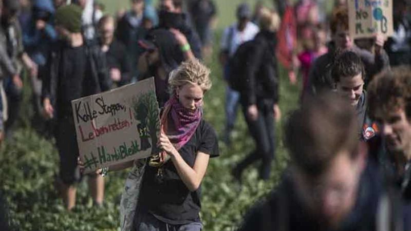 إصابة 9 نشطاء إثر