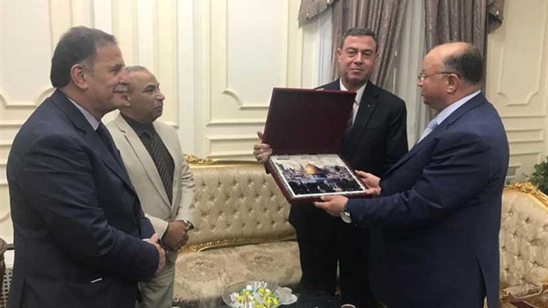 سفير فلسطين يهدي