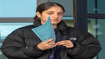 الأب يصر على إخضاع ابنته صارخة الجمال لكشف 