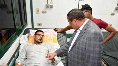 محافظ البحيرة يطمئن على المرضى بمستشفى دمنهور ويوجه بتوفير الرعاية اللأزمة (صور)