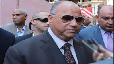 محافظ القاهرة يشهد إزالة عقار مخالف مائل بمصر القديمة (صور)