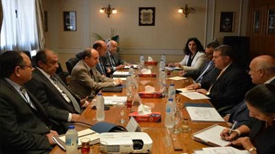 3 وزراء يبحثون يبحث سبل تطوير صناعة الغزل والنسيج