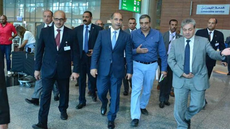 وزير الطيران يتفقد
