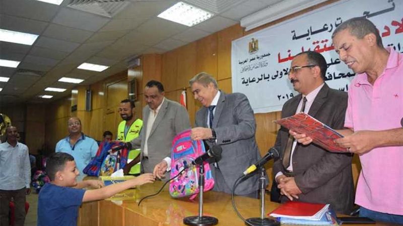 محافظ المنيا يوزع