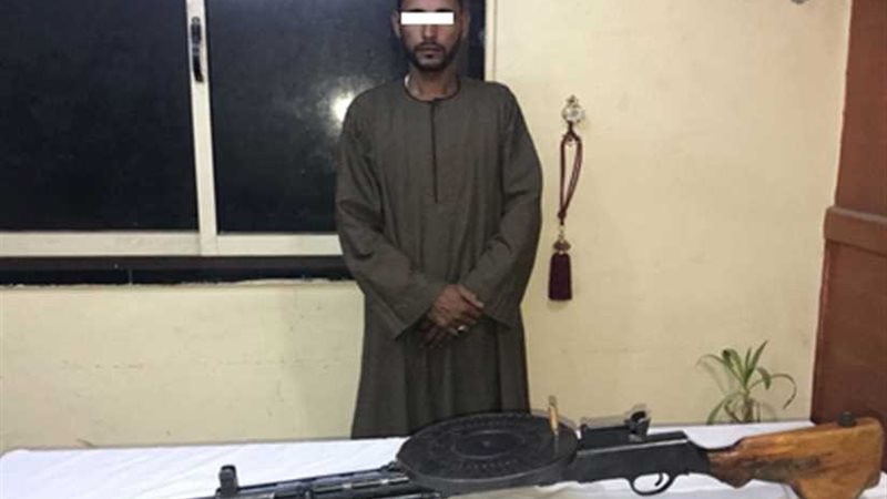 ضبط عامل بسوهاج بحوزته