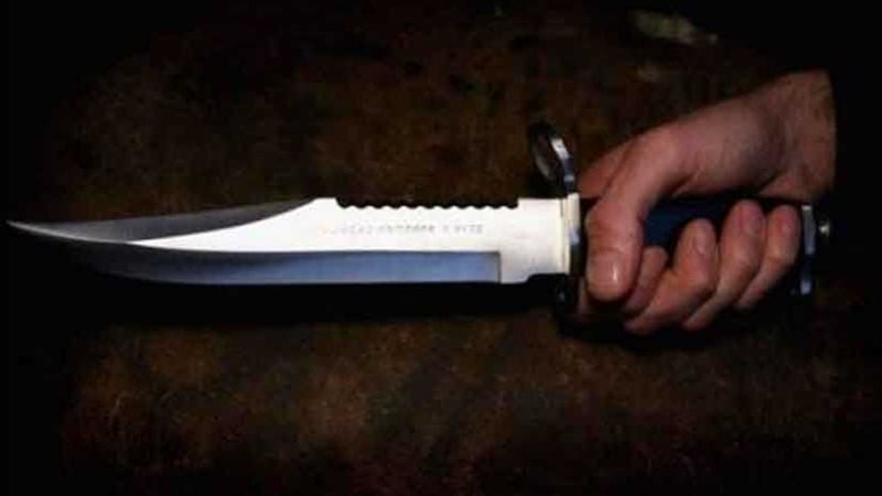 يقطع رأس زوجته عن