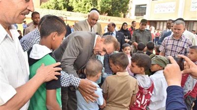 محافظ أسيوط يشارك طلاب مدرسة الصم طابور الصباح