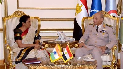 الفريق أول محمد زكي القائد العام للقوات المسلحة وزير الدفاع والإنتاج الحربي يستقبل وزيرة دفاع الهند