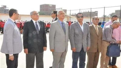 القائم بأعمال رئيس جامعة المنوفية يحيي العلم مع الطلاب