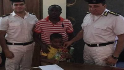 شرطة النزهة تعيد طفلًا تائهًا إلى أهليته