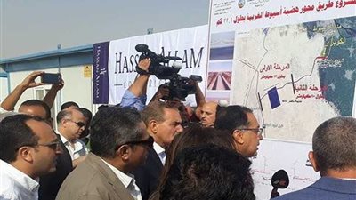 رئيس الوزراء يبدأ جولته بتفقد مشروع 
