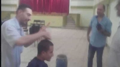 مدير مدرسة يحلق شعر الطلاب غير الملتزمين في المحلة